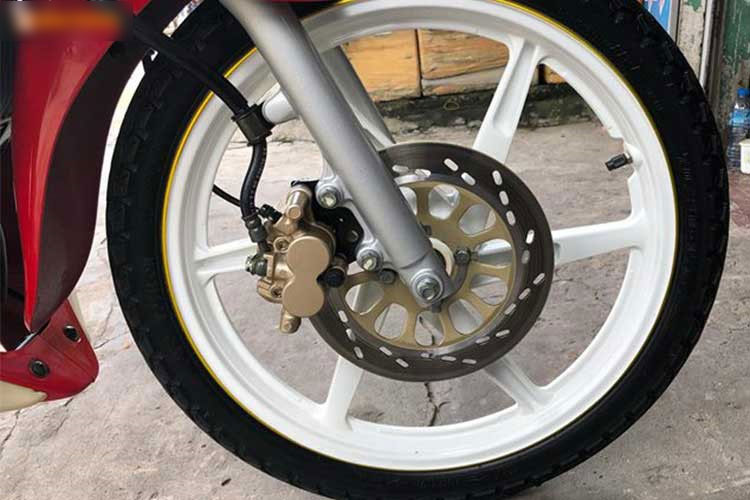 Xe máy Suzuki RGX đời 2003 thét giá 888 triệu tại Sài Gòn